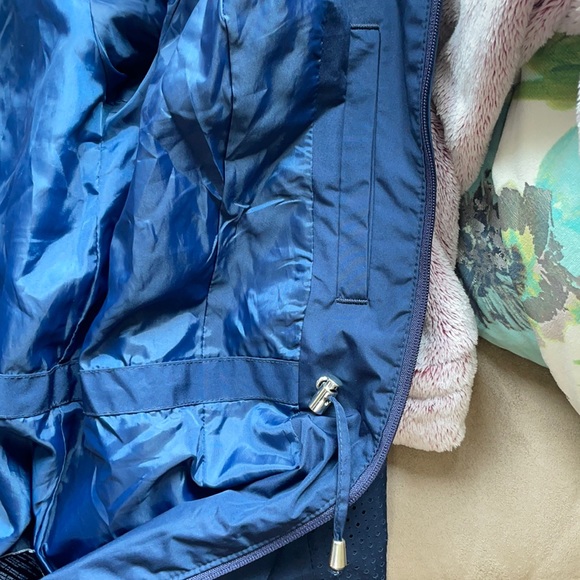 Fall into this navy blue wind and water-resistant jacket - Picture 6 of 6